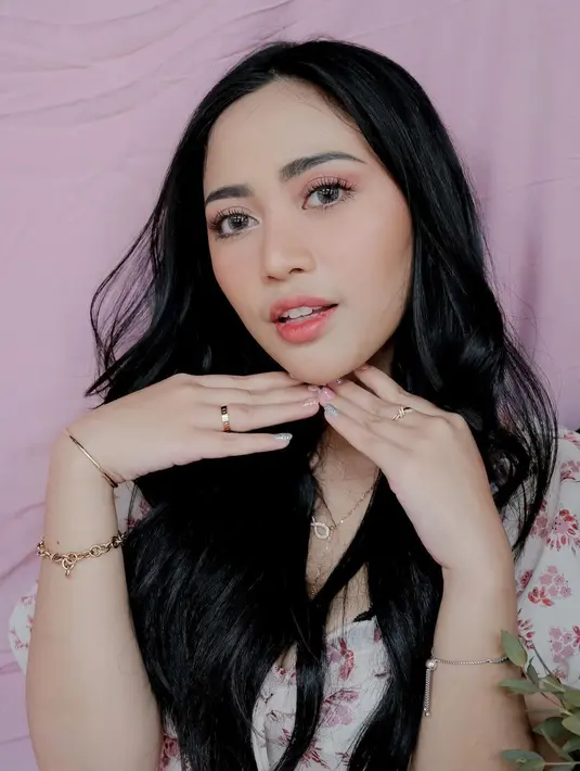 Gaya Rachel Vennya selalu menarik untuk disimak. Pasalnya, ibu 2 anak ini selalu tampak awet muda. Tampil cantik dengan makeup bernuansa merah muda, Rachel memilih dress bernuansa floral yang membuat penampilannya secara keseluruhan terlihat lebih manis. Foto: Instagram.