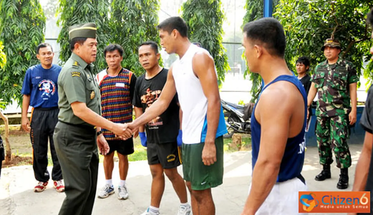 Citizen6, Jakarta: Mayor Jenderal TNI Hambali Hanafiah selaku Ketua Komite Olahraga Militer Indonesia (KOMI) mengunjungi pusat pelatihan Tinju, Anggar dan Menembak, yang berada di Cilandak dan Senayan (Pengirim: Badarudin Bakri)