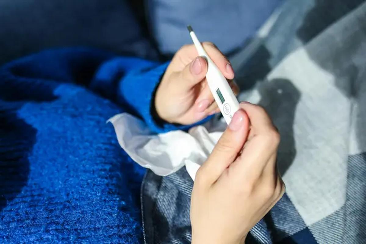 Gejala-gejala seperti demam dan nyeri pada area sekitar area yang disuntik merupakan hal yang wajar terjadi setelah menerima vaksinasi. (Foto: Pexels/Polina Tankilevitch)