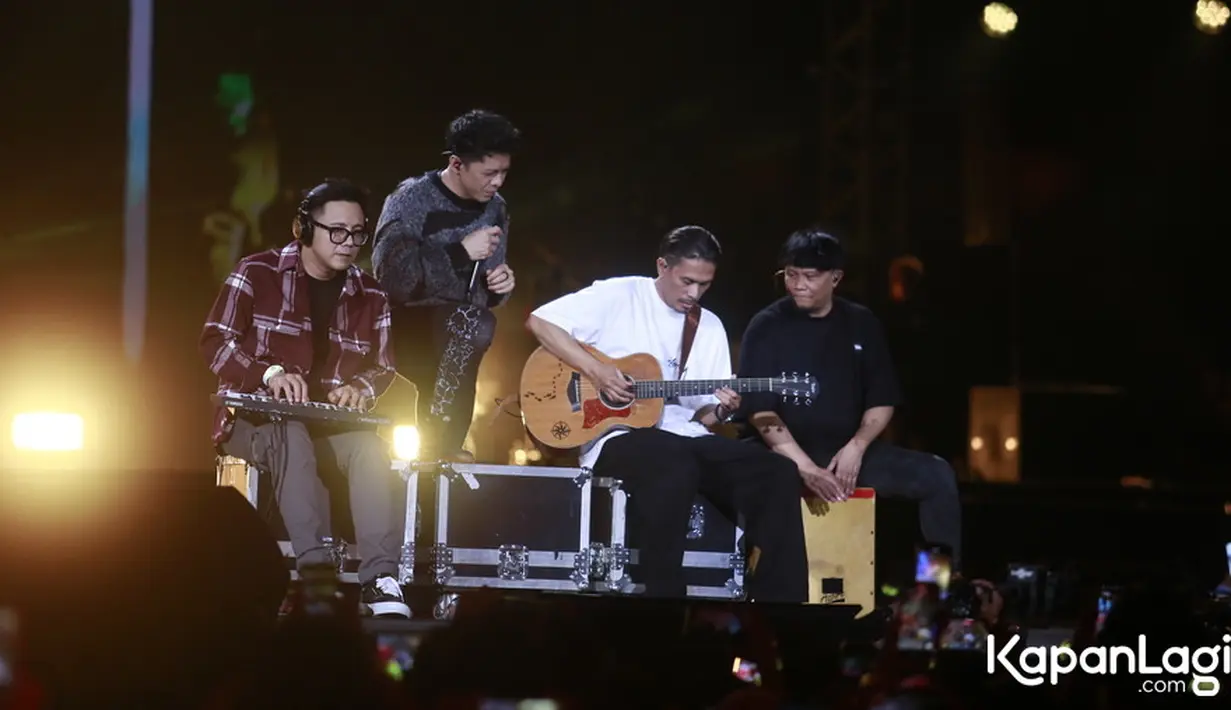 Rangkaian konser The Great Journey of Noah ditutup Minggu, (3/12) malam. Konser ini menjadi puncak dari rangkaian konser The Great Journey of NOAH. Sebelumnya digelar di beberapa kota diantaranya Makassar, Medan, Surabaya dan Bandung. [Foto: KapanLagi.com/Bayu Herdianto]