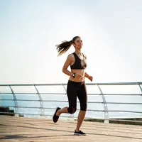 Panduan menentukan pace lari yang ideal untuk perempuan. (foto: cookie_studio)