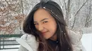 Terakhir adalah Beby Tsabina. Lihat di sini potret selfienya di tengah salju, menunjukkan wajah tanpa riasan dan rambut panjang bergelombangnya yang indah. Mana rambut panjang yang jadi favoritmu, Sahabat FIMELA? Foto: Instagram.
