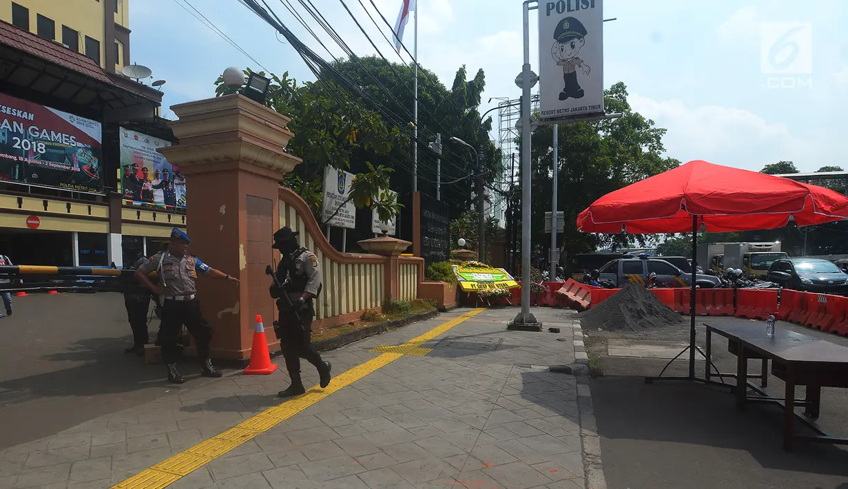 Suasana penjagaan di depan pintu masuk Polres Jakarta Timur, Rabu (16/5). Sebelumnya telah terjadi serangan dari orang tak dikenal di Mapolda Riau yang menewaskan satu orang polisi pada Rabu (16/5/18) pagi. (Merdeka.com/Imam Buhori)