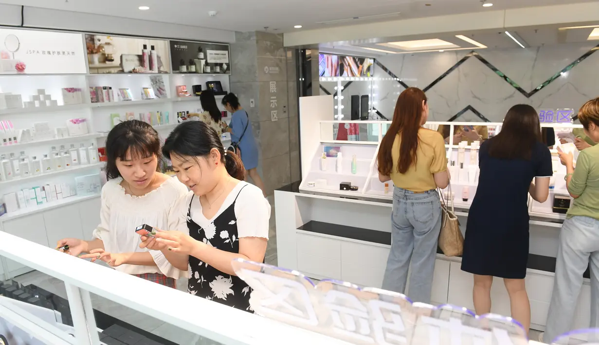 Para pelanggan mencoba kosmetik di Wilayah Daixi, Kota Huzhou, Provinsi Zhejiang, China timur (9/6/2020). Wilayah Daixi telah mengembangkan industri kosmetik sejak 2015. (Xinhua/Weng Xinyang)
