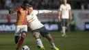 Kapten MU, Wayne Rooney, berusaha melewati pemain Galatasaray, Hakan Balta. Pada laga itu Rooney tampil baik dengan mencetak dua gol. (AFP/TT News Agency)
