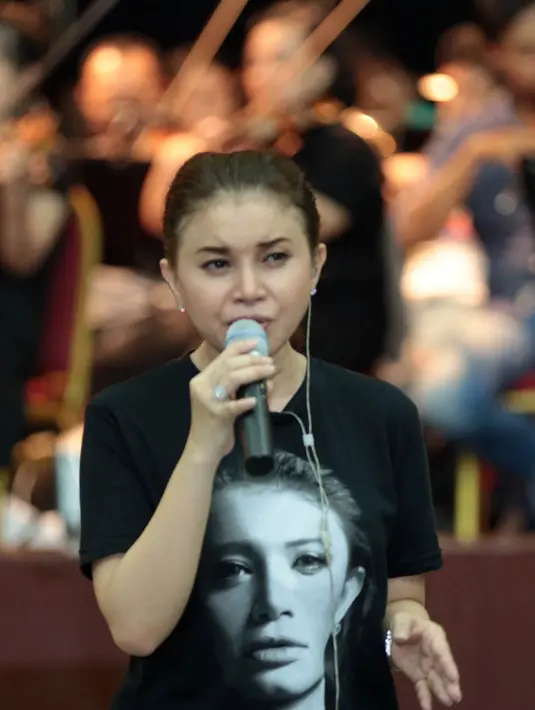 Dalam konser bertajuk The Journey of 21 Dazzling Years, Rossa akan mengenakan baju yang tidak enteng. Setidaknya empat kostum yang disiapkan. Bahkan salah satu kostum tersebut seberat 15 kilogram. (Deki Prayoga/Bintang.com)