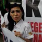 Seorang wanita pendukung Gubernur Ahok saat aksi di depan Balai Kota, Jakarta, Senin (2/3/2015). Mereka menuntut KPK untuk segera mengaudit dana siluman di DPRD DKI Jakarta (Liputan6.com/Johan Tallo)