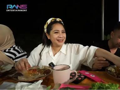 Nagita Slavina kerap mengunggah momen jajan di warung. Ia kerap didampingi Raffi Ahmad kulineran warteg hingga jajanan modern. Belakangan viral video Nagita Slavina menolak kembalian uang saat jajan burger di pinggir jalan. (Liputan6.com/Youtube/Rans Entertainment)