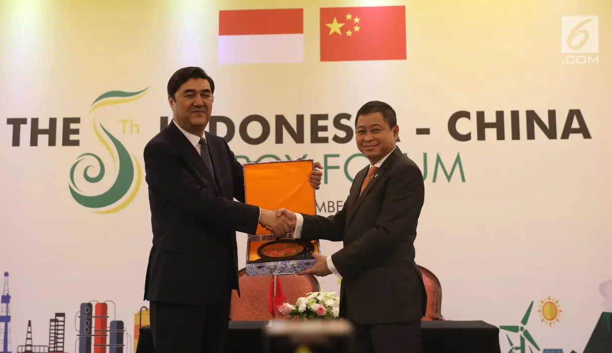 Menteri ESDM Ignasius Jonan (kanan) menerima cendera mata dari Administrator of the National Energy Administration of the People's Republic of China Nur Bekri usai penandatanganan kerja sama, di Jakarta, Senin (13/11). (Liputan6.com/Angga Yuniar)