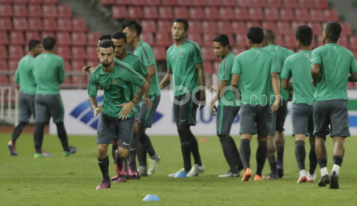 Para pemain Timnas Indonesia melakukan pemanasan pada  sesi uji coba lapangan di Stadion Rajamangala, Thailand, (16/12/2016). (Bola.com/Vitalis Yogi Trisna)