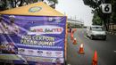 Kendaraan melintasi pos cekpoin penyekataan arus mudik di kawasan Pasar Jumat, Kamis (6/5/2021). Penyekatan dan cek poin dilakukan saat penerapan larangan mudik Lebaran 2021 sebagai upaya pencegahan penularan COVID-19. (Liputan6.com/Faizal Fanani)