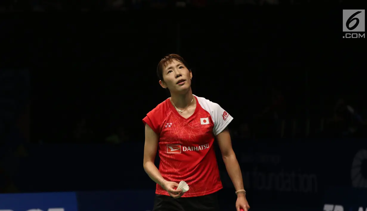 Pebulu tangkis Jepang, Sayaka Sato saat melawan pemain Thailand, Nitchaon Jindapol di di Semifinal Indonesia Open 2017 di Jakarta, Sabtu (17/6). Sato unggul 13-21, 21-18, 21-14. (Liputan6.com/Helmi Fithriansyah)