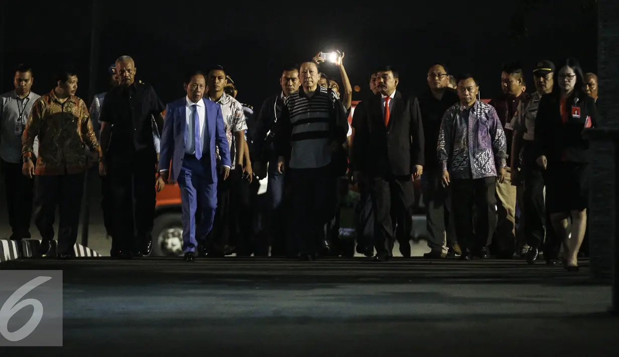 Terpidana kasus korupsi Bantuan Likuiditas Bank Indonesia (BLBI) Samadikun Hartono (tengah) tiba di Bandara Halim Perdana Kusuma, Jakarta, Kamis (21/4/2016) Samadikun telah ditangkap di Shanghai, China beberapa waktu lalu. (Liputan6.com/Faizal Fanani)