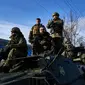 Tentara Ukraina menaiki kendaraan lapis baja di dekat Bakhmut, wilayah Donetsk, Ukraina, 22 Desember 2022. Moskow menolak harapan Ukraina untuk menarik pasukan dengan mengatakan negara yang dipimpin Presiden Volodymyr Zelensky itu harus bisa menerima kenyataan hilangnya teritorial mereka yang berpindah ke Rusia. (AP Photo/Libkos)