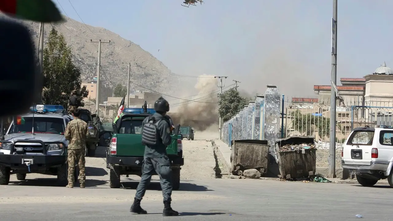 Serangan roket jarak pendek menghnatam tepian istana kepresidenan di kota Kabul, Afghanistan pada Selasa, 21 Agustus 2018. (AP?Rahmat GUl)