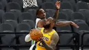 Pebasket Los Angeles Lakers, LeBron James, berebut bola dengan pebasket San Antonio Spurs, DeMar DeRozan, pada laga NBA di AT&T Center, Kamis (31/12/2020). LA Lakers menang dengan skor 121-107. (AP/Eric Gay)