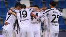 Para pemain Juventus merayakan gol ketiga ke gawang Sassuolo yang dicetak striker Paulo Dybala dalam laga lanjutan Liga Italia 2020/2021 pekan ke-36 di Mapei-Citta del Tricolore Stadium, Rabu (12/5/2021). Juventus menang 3-1 atas Sassuolo. (AFP/Marco Bertorello)