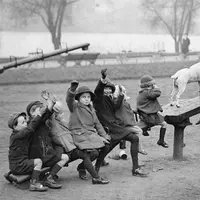 Teknologi berperan penting dalam perubahan hidup anak-anak dulu dan sekarang. (Via: boredpanda.com)