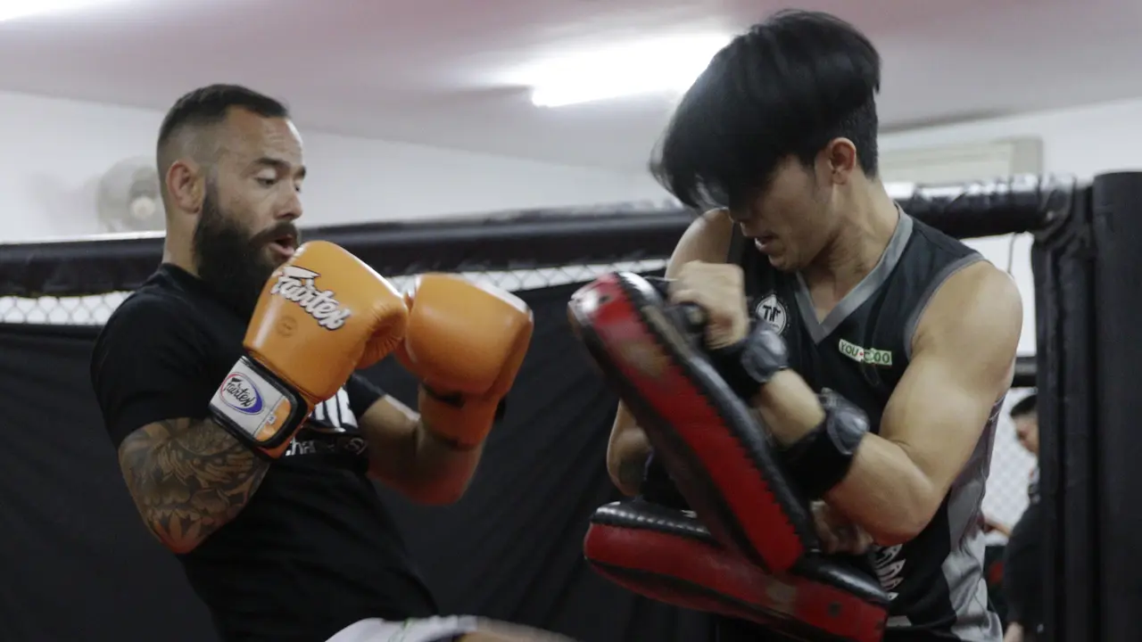 Petarung MMA, Anthony Engelen, memasang kuda-kuda saat latihan. (Bola.com/M. Iqbal Ichsan)
