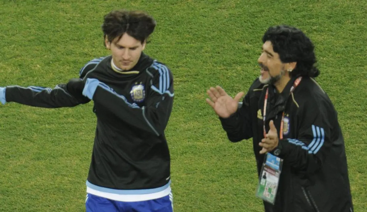 Diego Armando Maradona pernah bekerja sama dengan Messi saat di timnas Argentina. Maradona selalu berusaha membantu Messi keluarkan potensi terbaiknya. Foto kenangan kebersamaan Messi dan Maradona pun curi perhatian. (AFP/javier soriano)