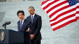 PM Jepang, Shinzo Abe didampingi Presiden AS Barack Obama berbicara di Joint Base Pearl Harbor-Hickam, Hawaii, (27/12). (REUTERS/Kevin Lamarque)