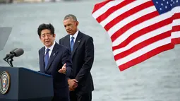 PM Jepang, Shinzo Abe didampingi Presiden AS Barack Obama berbicara di Joint Base Pearl Harbor-Hickam, Hawaii, (27/12). (REUTERS/Kevin Lamarque)