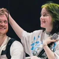 Sebagian besar lagu Billie Eilish dibuat oleh Finneas. Mulai dari segi produksi lagu hingga liriknya. Ia pun selalu hadir di konser Billie sebagai pemain instrumen. (Liputan6.com/IG/@finneas)