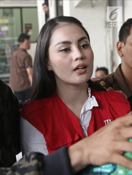 Artis Jennifer Dunn dikawal petugas saat menuju ruangan untuk menjalani sidang lanjutan di PN Jakarta Selatan, Kamis (19/4). (Liputan6.com/Herman Zakharia)