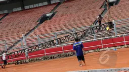Pekerja terlihat membongkar panggung usai konser One Direction di Stadion Utama Gelora Bung Karno (SUGBK) Jakarta, Kamis (26/3/2015). Selepas konser One Direction, (25/3), lapangan SUGBK dipersiapkan untuk Pra-Piala Asia U-23. (Liputan6.com/Helmi Afandi)