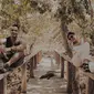 Sabian dan Awkarin tengah menikmati keindahan Labuan Bajo, Nusa Tenggara Timur (NTT). (dok. Instagram @sbngram/https://www.instagram.com/p/CEWoi5THO5l/)