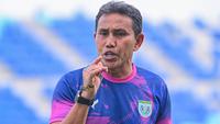 Bima Sakti memimpin sesi latihan Persela Lamongan di Stadion Surajaya, Lamongan, Selasa (30/12/2025). (Dok. Persela)