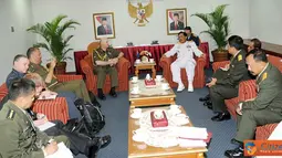 Citizen6, Jakarta: Panglima TNI Menerima Kunjungan Panglima Angkatan Bersenjata Pakistan (Chairman Joint of Staff Committe Pakistan Armed Forces) General Khalid Shameem Wynne HI, di Jakarta Convention Center, Rabu (23/3). (Pengirim: Badarudin Bakri Badar)