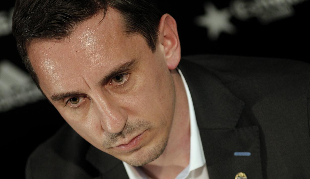 Mantan Pemain Manchester United, Gary Neville (kiri) memberikan keterangan pers  pada acara perkenalan sebagai pelatih Valencia CF di Stadion Mestalla, Kamis (3/12/2015).  (AFP Photo/Jose Jordan)