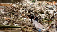 [VIDEO] Gunungan Sampah Nyaris Tutupi Aliran Air di Kalibata