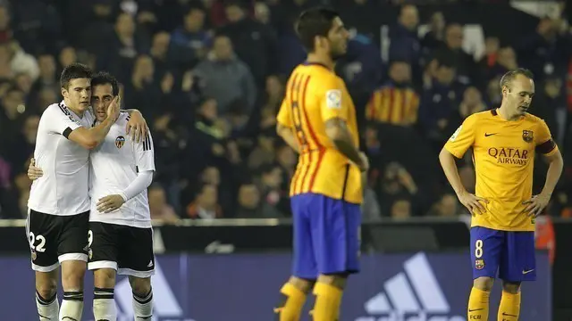 Valencia menahan imbang Barcelonadi pekan ke-14 La Liga Spanyol dengan skor 1-1. Santi Mina mencetak gol bagi Valencia di injury time, Sabtu (5/12/2015).