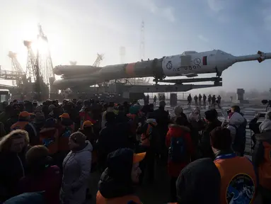 Sejumlah warga melihat pesawat ruang angkasa Soyuz MS-08 di Kosmodrome Baikonur, Kazakhstan, (19/3). MS-08 merupakan misi penerbangan ke-137 pesawat ruang angkasa Soyuz. (Joel Kowsky / NASA via AP)