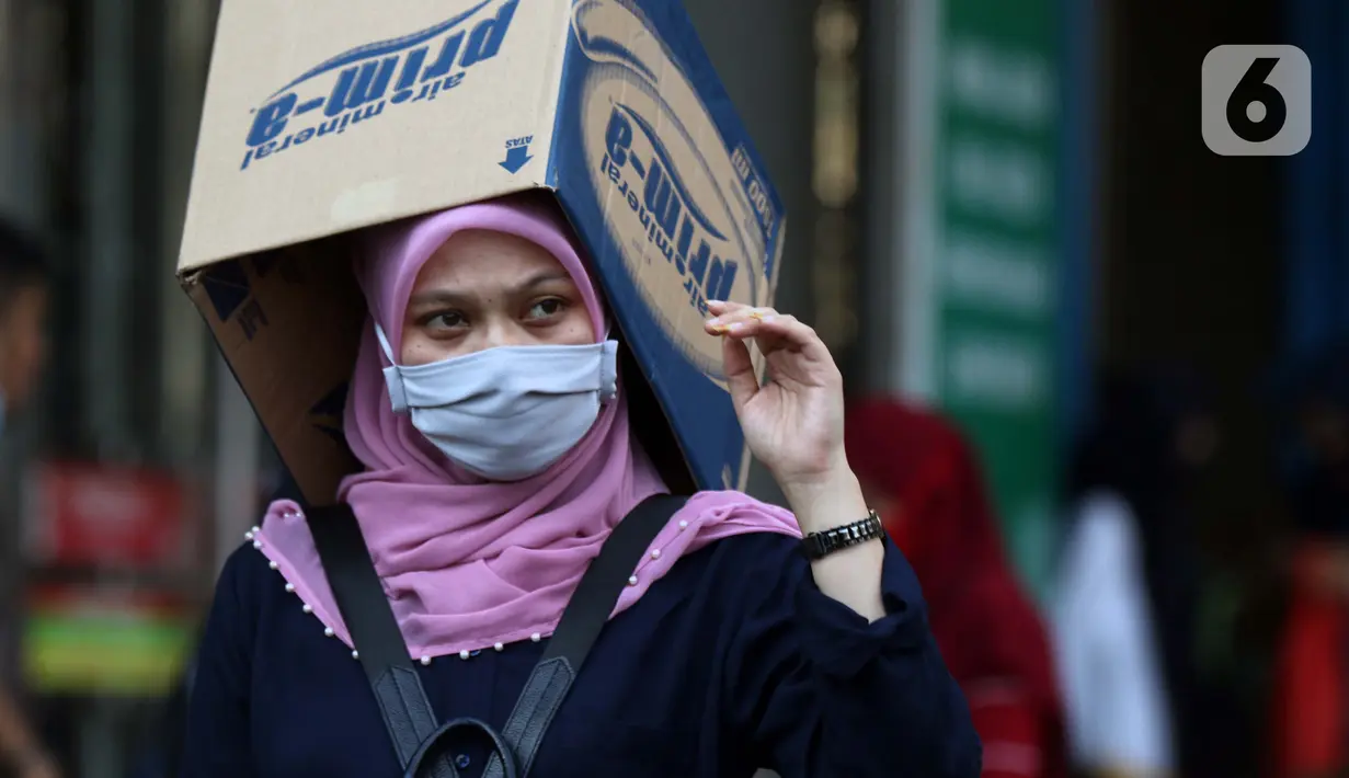 Warga berjalan di kawasan Pasar Blok A Tanah Abang, Jakarta, Selasa (1/9/2020). Angka positivity rate atau persentase kasus positif COVID-19 di Jakarta dalam sepekan terakhir sebesar 9,8 persen, angka ini melebihi standar WHO yang tidak lebih dari 5 persen. (Liputan6.com/Helmi Fithriansyah)
