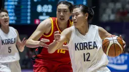 Pebasket Korea Bersatu, Suk Yong Ro, berusaha merebut bola dari pebasket China pada laga final basket wanita Asian Games di Istora, Jakarta, Sabtu (1/9/2018). China menang 71-65 atas Korea Bersatu. (Bola.com/Vitalis Yogi Trisna)