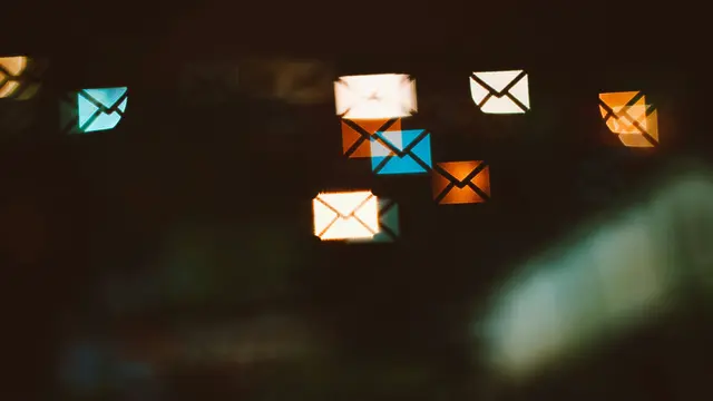 Ilustrasi Email/Photo by Le Vu on Unsplash