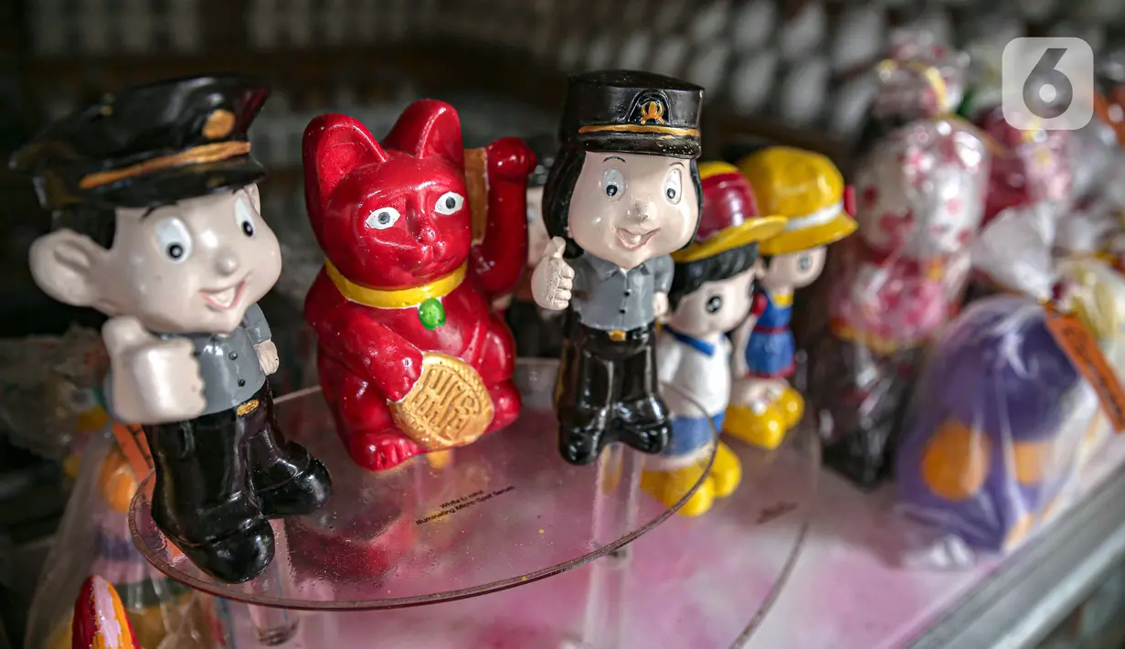 Aneka boneka karakter kartun dipajang di Saung Art Gallery, Pondok Cabe, Tangerang Selatan, Banten, Kamis (6/1/2022). Selain menjadi sarana edukasi, boneka berbahan gipsum yang dapat digunakan sebagai celengan ini dijual dengan harga Rp 20 ribu-Rp 40 ribu per buah. (Liputan6.com/Faizal Fanani)