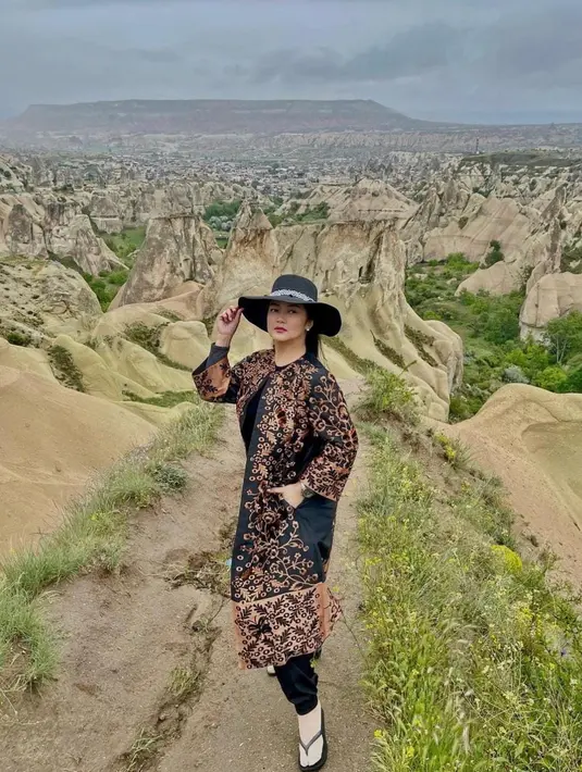 Selain menjadi model, dia juga merupakan aktor sekaligus penyanyi. [instagram/bellasaphiraofficial]