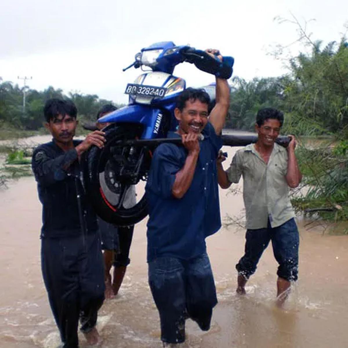 Gotong Royong Angkat Motor