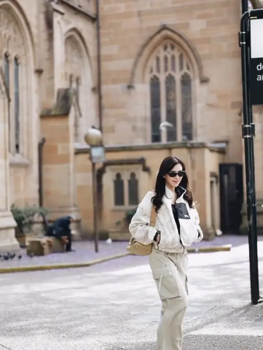 Syahnaz Sadiqah kali ini berpenampilan boyish, dengan memadukan celana cargo, jaket dan sneakers. Dia memilih mengenakan tas berwarna coklat agar serasi dengan outfit yang dikenakan
