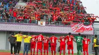 Semen Padang memberikan ucapan terima kasih kepada suporter seusai pertandingan melawan Persita di  Stadion Utama Sport Centre Kelapa Dua Tangerang, Minggu (25/11/2018). (Bola.com/Arya Sikumbang)