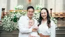 Sang anak telah dibaptis dan seperti terlahir kembali, kebahagiaan terpancar jelas di wajah Pamela Bowie dan Armand Gunawan. Pamela Bowie tampil dengan mengenakan dress warna putih ditambah dengan ikat pinggang warna cokelat untuk mendukung penampilannya jadi makin menarik. Sementara Armand pakai kemeja putih dan si kecil pakai setelan baju putih. (Liputan6.com/IG/@pammybowie)