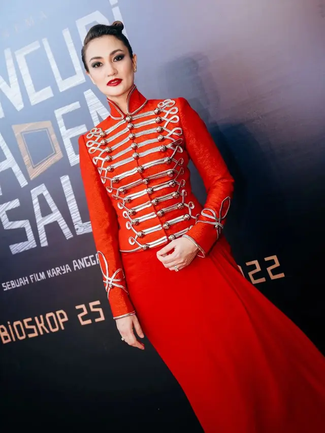 Gaun Atiqah Hasiholan Terinspirasi Baju Raden Saleh Semasa Hidup