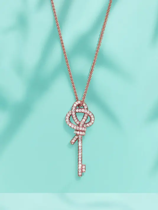Koleksi yang ditampilkan termasuk Tiffany Lock yang ikonik, HardWear, dan Tiffany Woven Keys terbaru.  [Foto: Tiffany & Co.]
