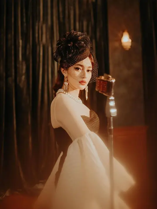 Memiliki paras yang menawan, Indahkus pun tampil makin cantik dengan gaya vintage. Banyak netizen pun puji penampilannya di kolom komentar Instagramnya. Saat ini single lagunya tersebut pun sudah banyak ditonton oleh penggemarnya. (Liputan6.com/IG/@indahkus_)