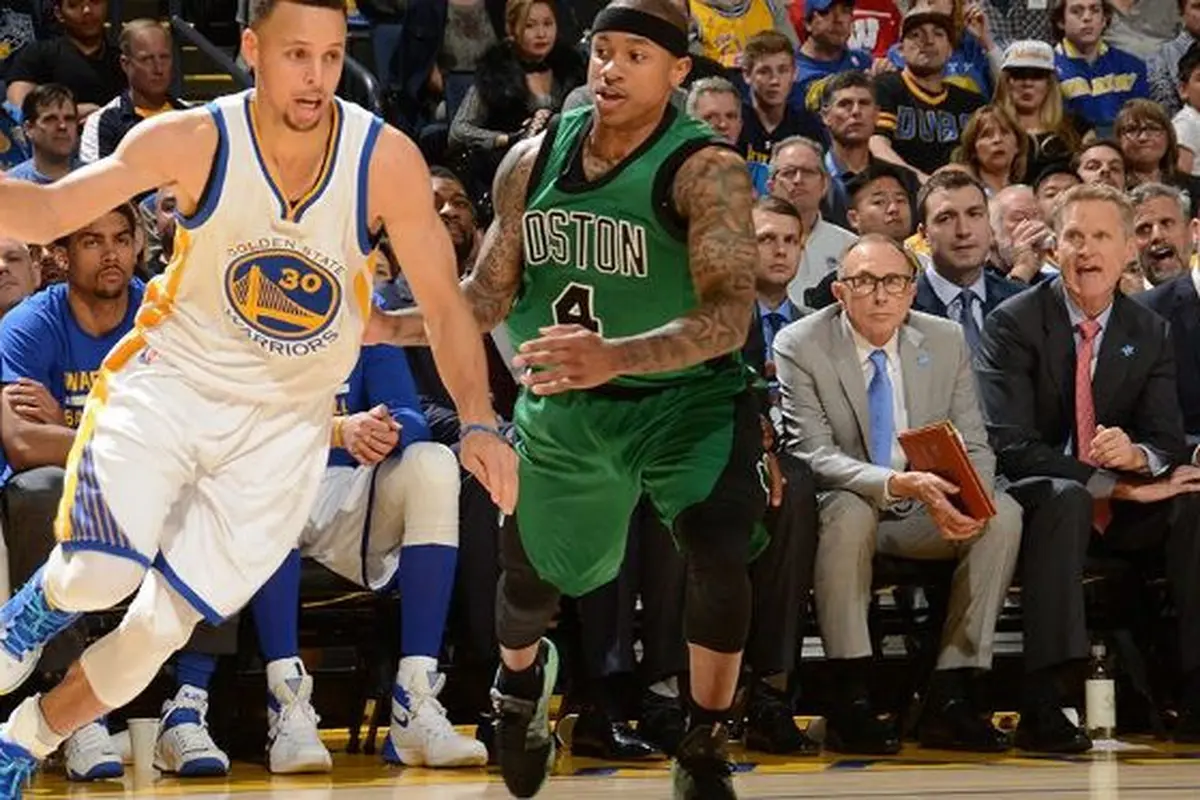 Stephen Curry (kiri) dan Isaiah Thomas.