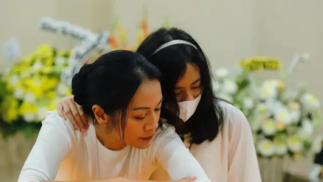 Ketegaran Dewi Lestari Sepeninggal Reza Gunawan